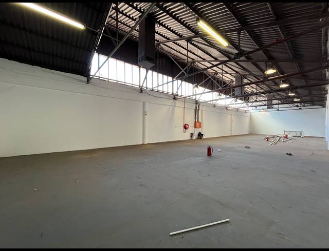900M² WAREHOUSE TO LET IN PAARDEN EILAND